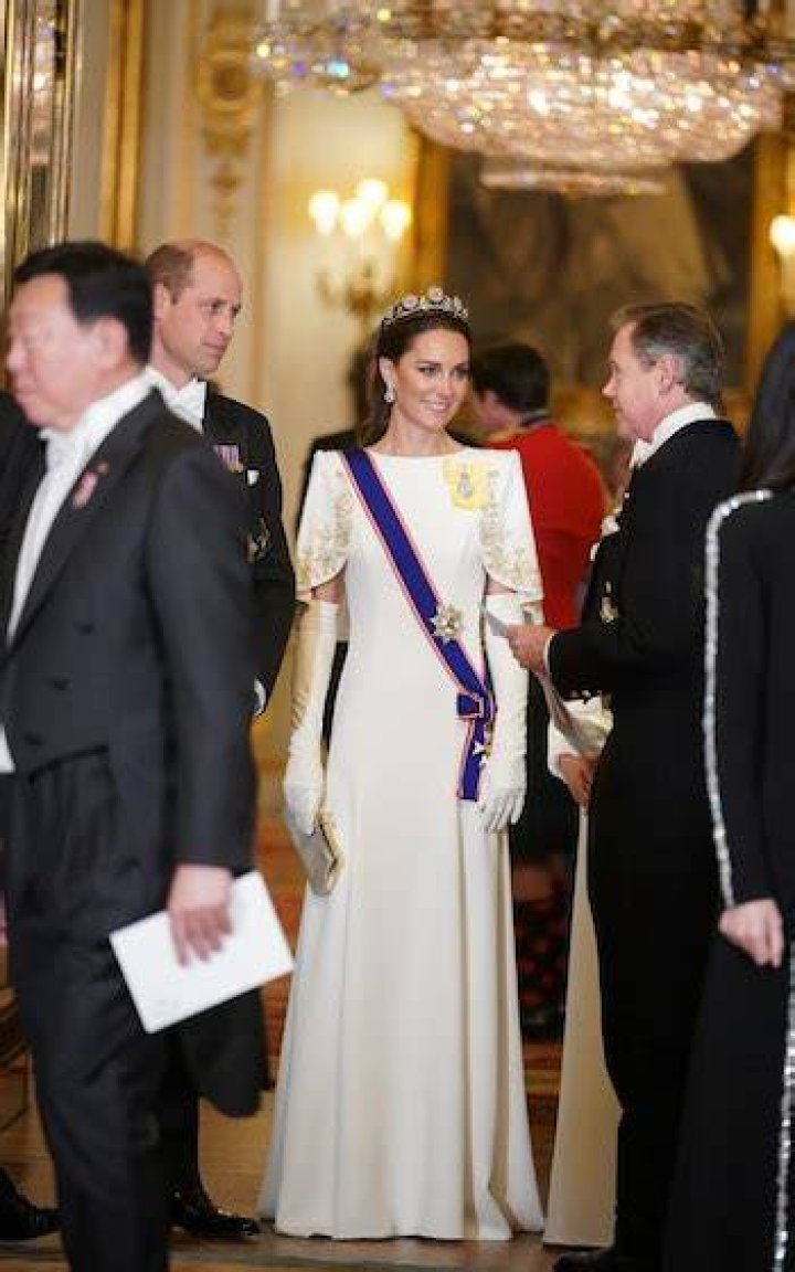 Princess Kate wore Jenny Packham & the Strathmore Rose Tiara to a state banquet