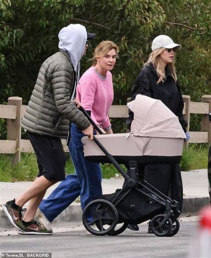 Robert Pattinson & Suki Waterhouse are expecting their first child