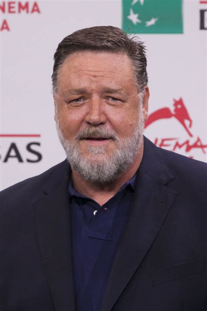 Russell Crowe used to be insane, threatened to kill people with his “bare hands”