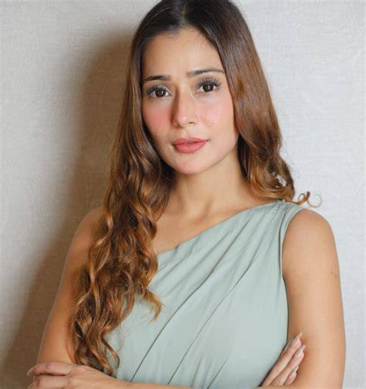 Sara Khan Height, Weight, Net Worth, Age, Birthday, Wikipedia, Who, Instagram, Biography