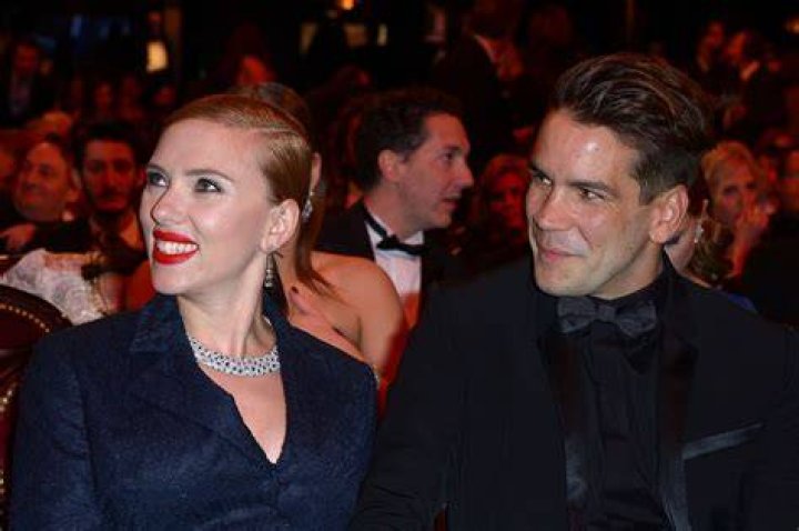 Scarlett Johansson will marry Romain next month in Paris or the Hamptons