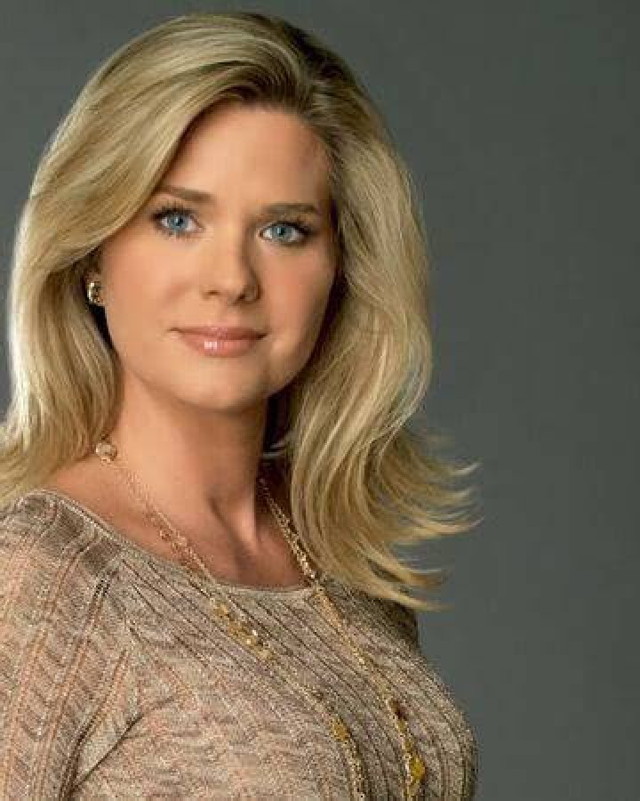 Sonya Smith - Age, Family, Bio
