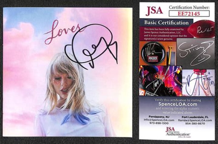 Taylor Swift nervously signed fan's arm but people pick up on how she's holding the pen