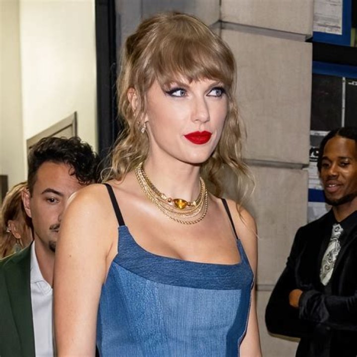 Taylor Swift wears adorable but tiny earrings in tribute to beau Travis Kelce