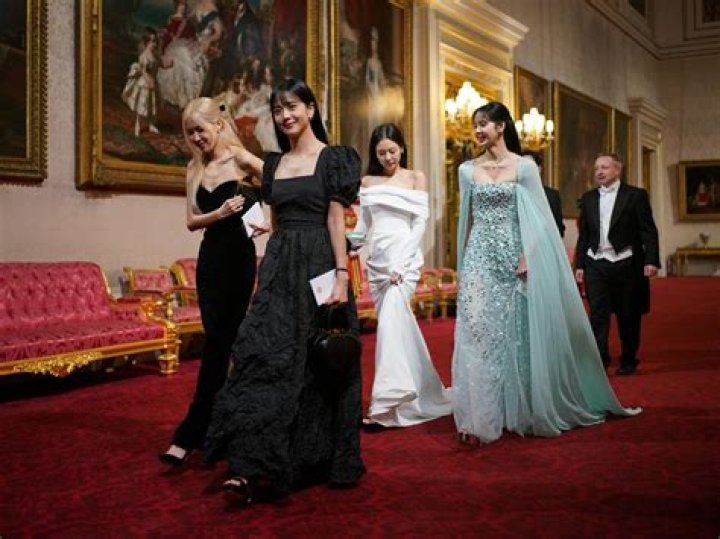 “That’s queen meeting queen”: BLACKPINK’s Jisoo’s fans react to their idol meeting Charlize Theron at Dior AW23