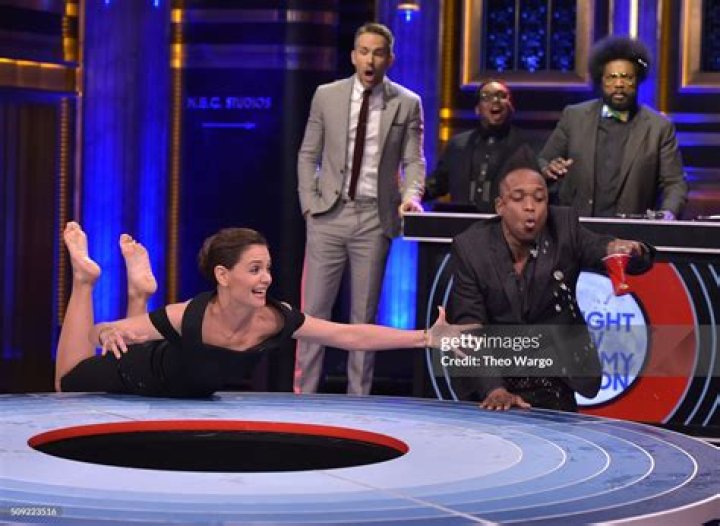 Twitter Shows No Mercy Talking about Katie Holmes’ Feet