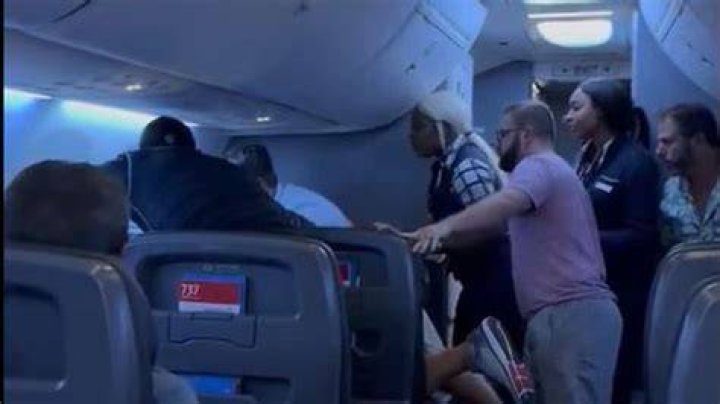 
Video shows Texas woman Simone Bryna Kim being dragged off Frontier Airlines flight after threatening passenger 