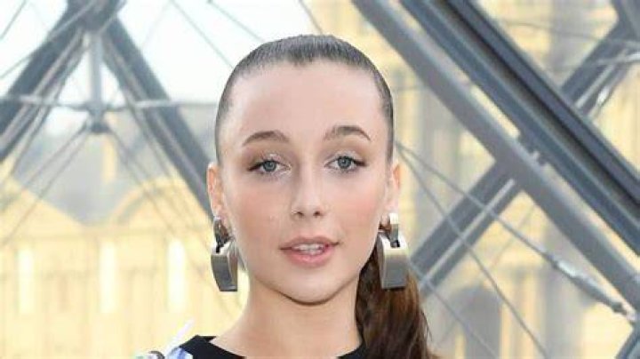 
Who are Emma Chamberlains Parents? Emma Chamberlain Biography, Parents Name and More 