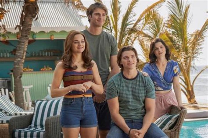 Who does Elle end up with in The Kissing Booth 3?