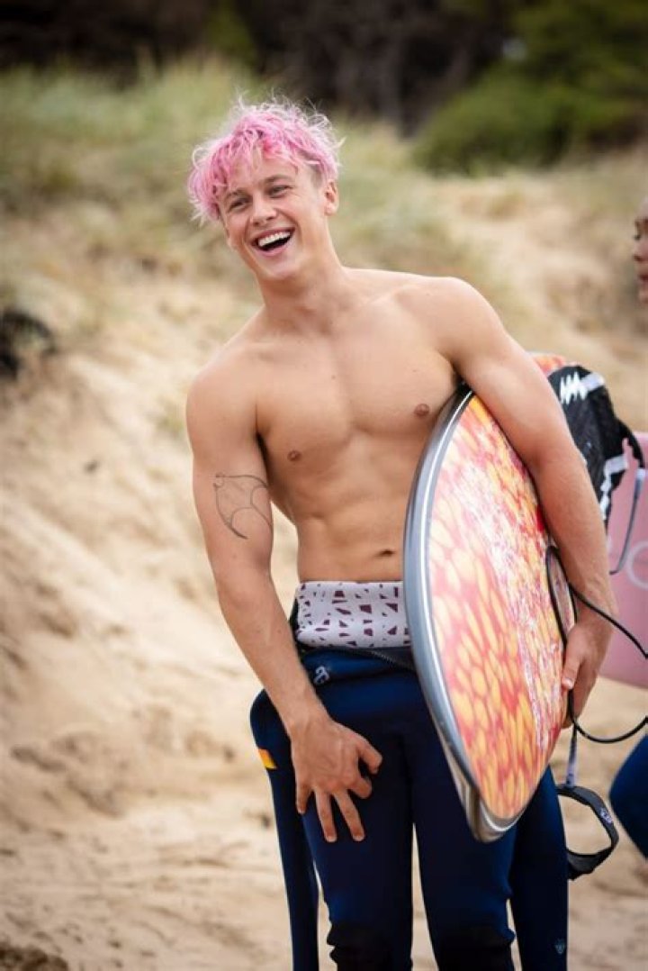 Who plays Baxter in Surviving Summer? (Josh Macqueen age, height, Instagram, and more)