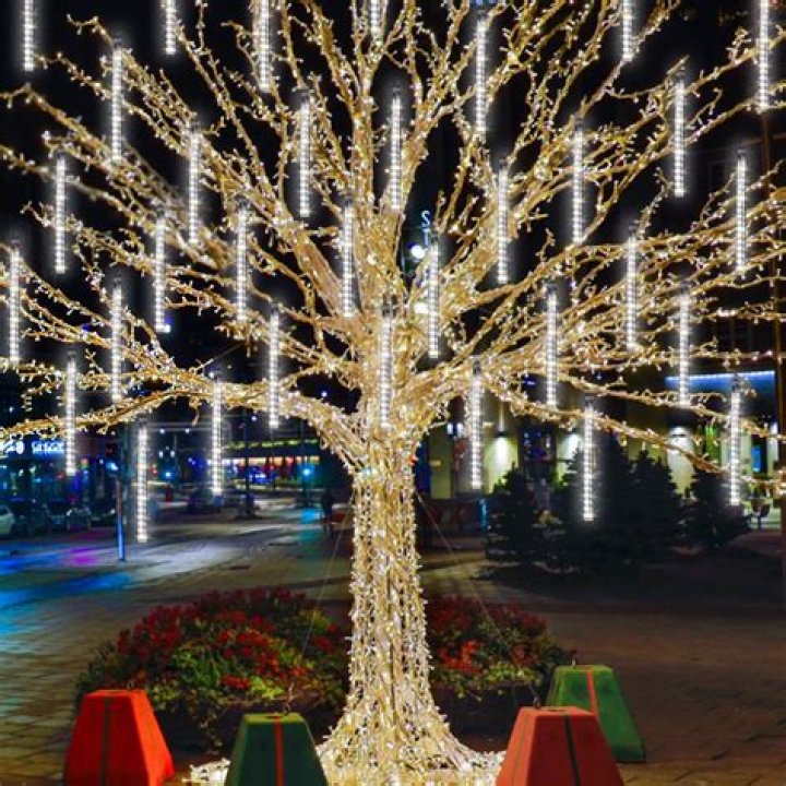 Will rain ruin Christmas lights?